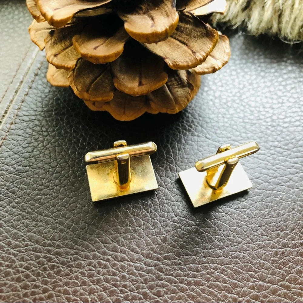 Vintage men’s Hickok gold textured design rectangle cuff links